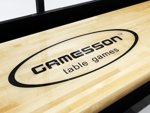 Gamesson - shuffleboard - closeup of logo on board